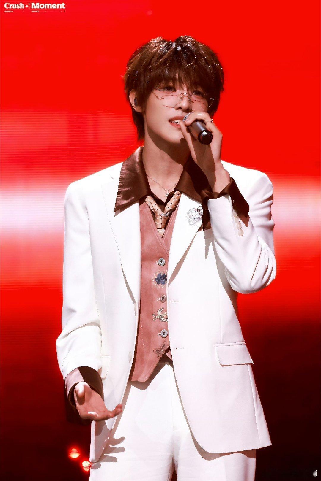 张泽禹这是斯文败类吗 一整个被张泽禹这个造型拿捏了，戴着眼镜斯斯文文，气质却超绝