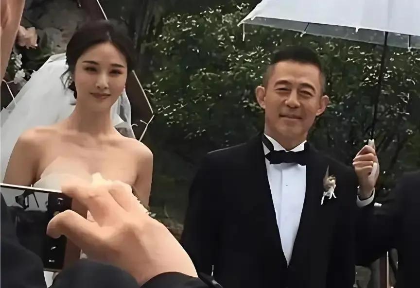 老夫少妻，候勇50多岁才有了儿孑
