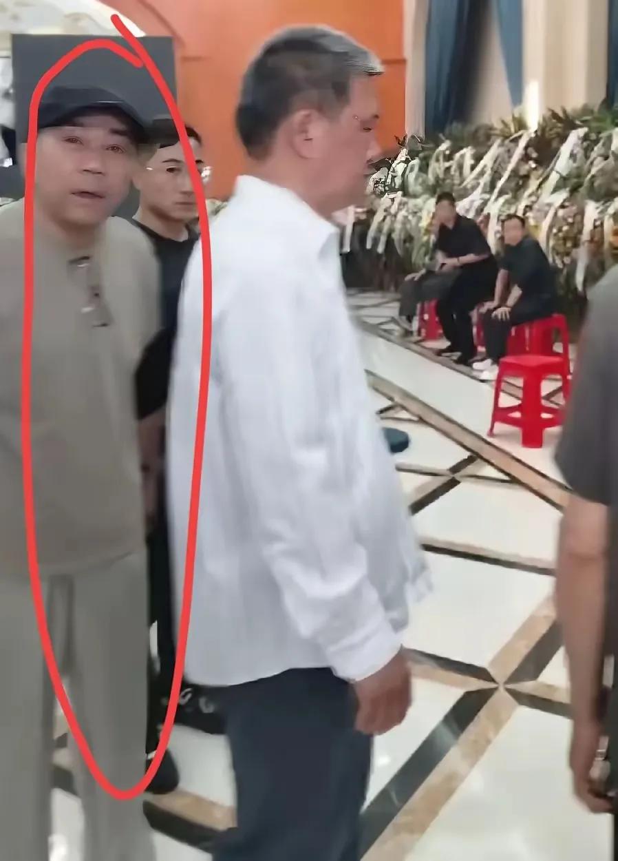 杨少华老爷子走了，两个儿子的穿戴太随意了吧，看看李金斗一身黑的穿搭才是对老爷子的
