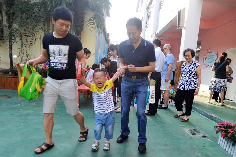 每年开学季幼儿园门口的名场面，真的看一次心疼一次。娃死死挂在家长脖子上哭得脸通红