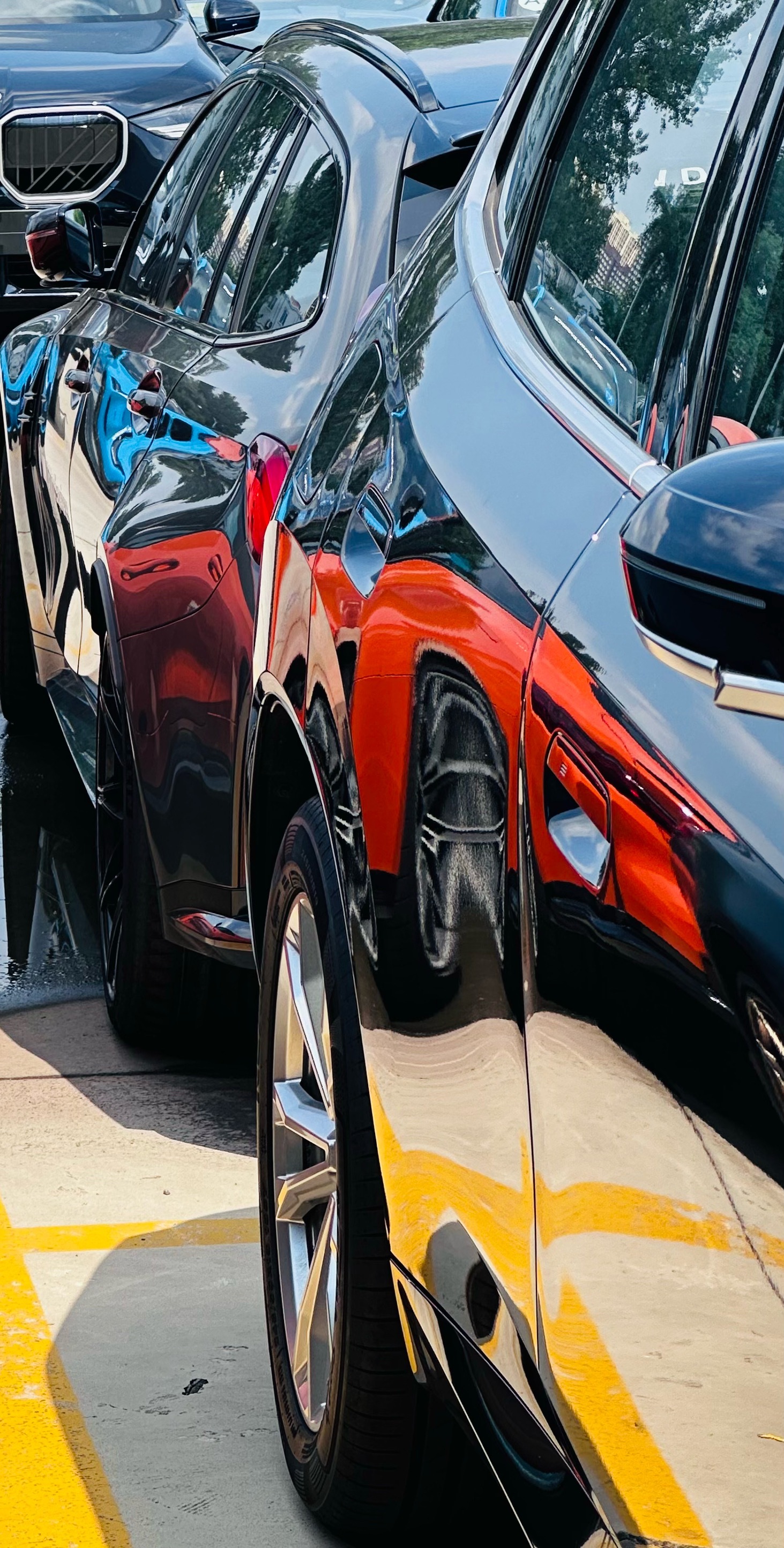欣赏一台车 有不同的最佳角度比如 M3 Touring从正后方看 这宽体可谓夸张