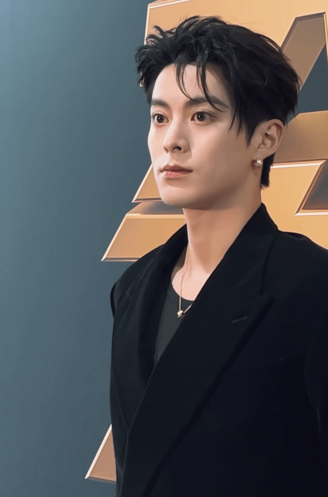 #王鹤棣耳环# 妈呀，王鹤棣耳环超性感[心] ​​​