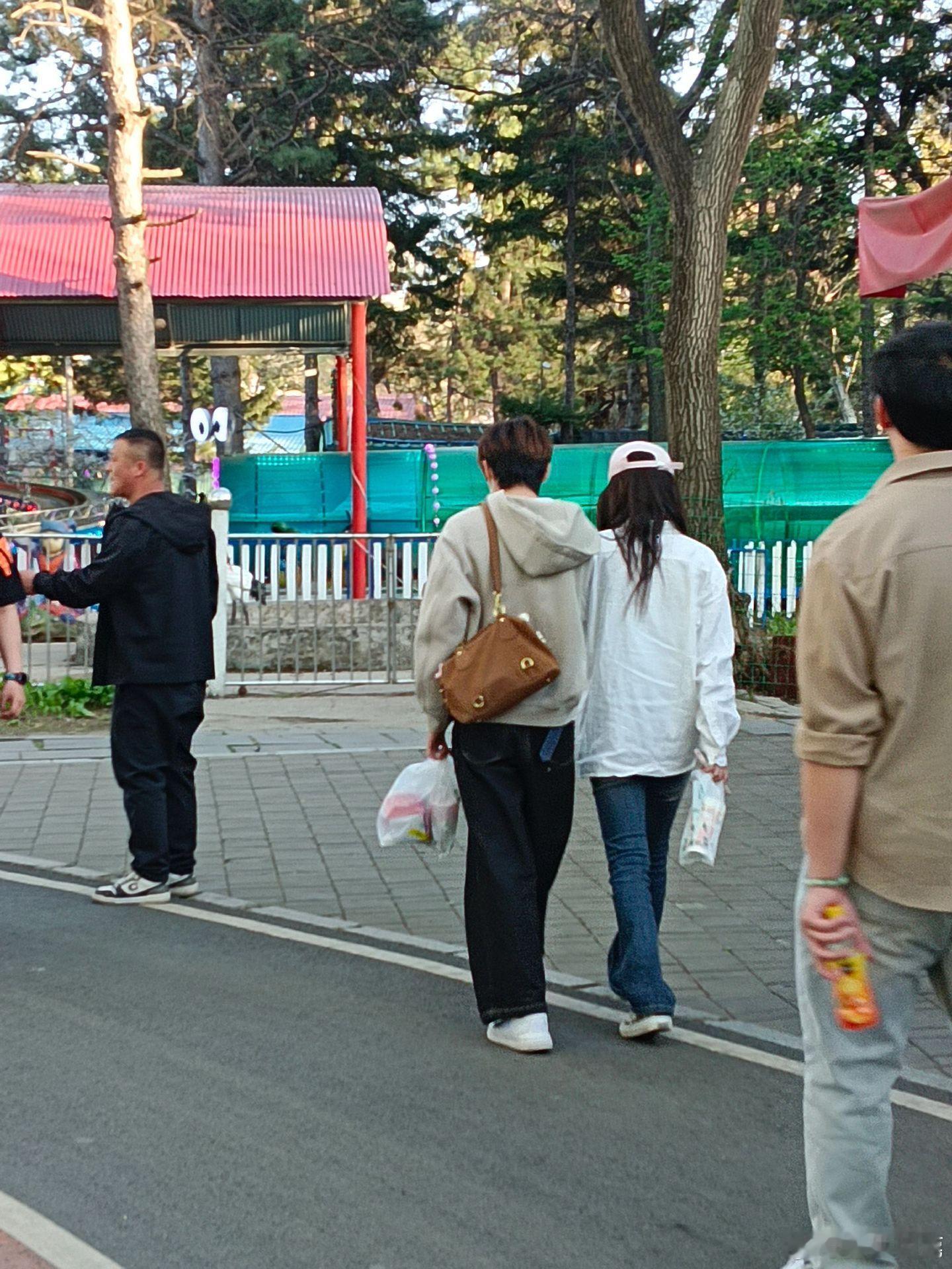 怦然心动20岁愉阳cp 步伐一致的人永远都不会走散小胡帮点点背包耶两个人是不是在
