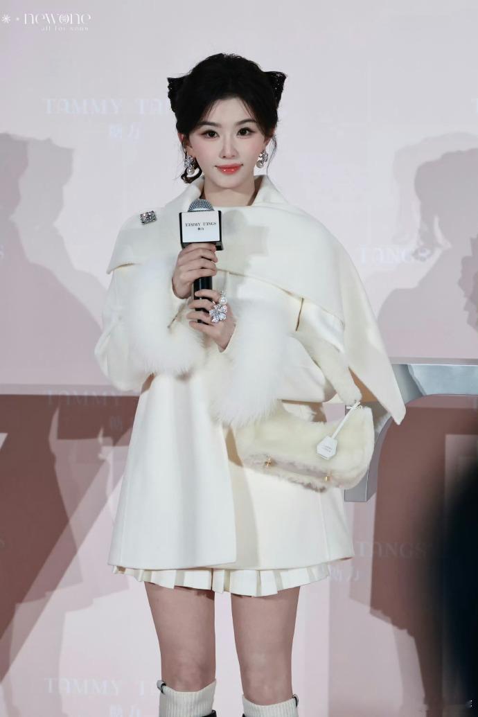 孔雪儿广州线下状态孔雪儿不热嘛谁能想到大热天在广州看到冬日大衣造型，孔雪儿这身白