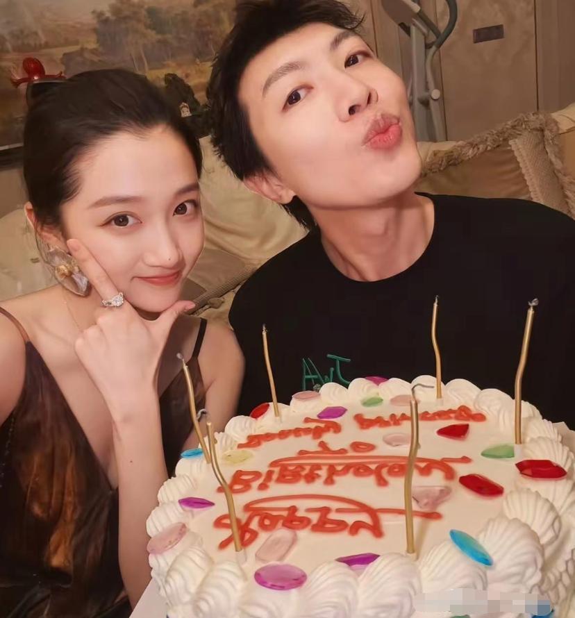 9月17日关晓彤29岁生日晒出庆生照，照片没精修，状态松弛明媚。没想到始终陪伴在
