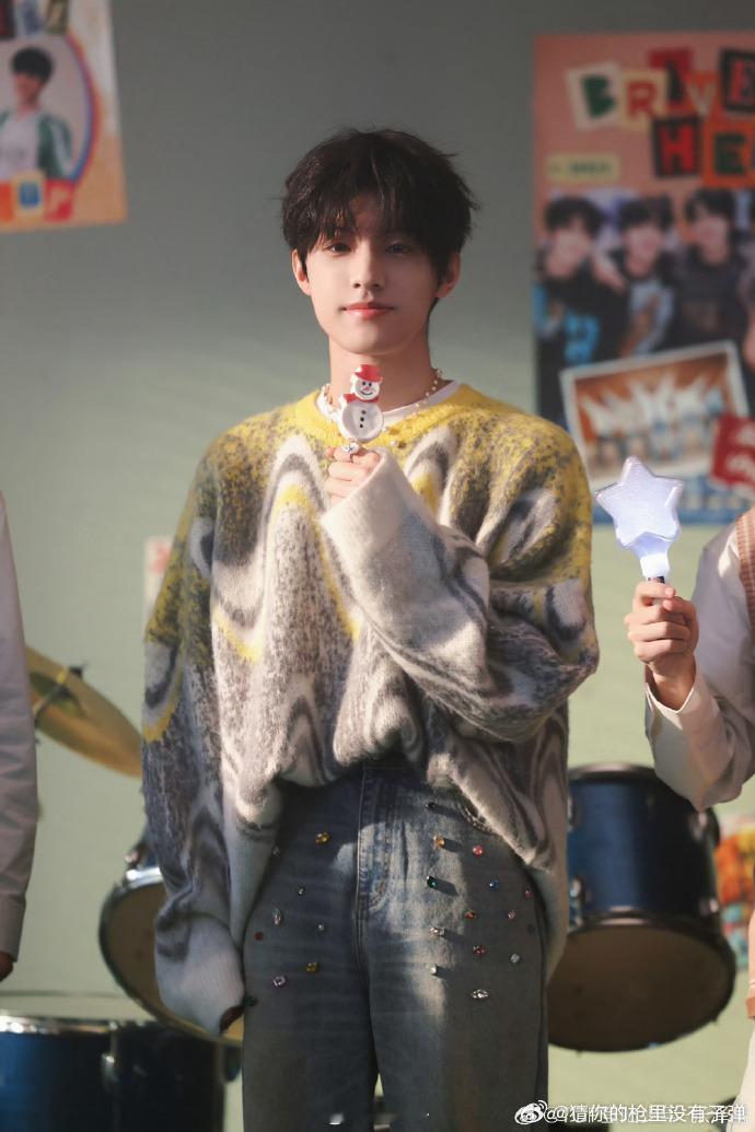 张泽禹 冬日里的超甜糖果 他的温柔在冬日里似棉花糖，轻柔且甜蜜无比。 