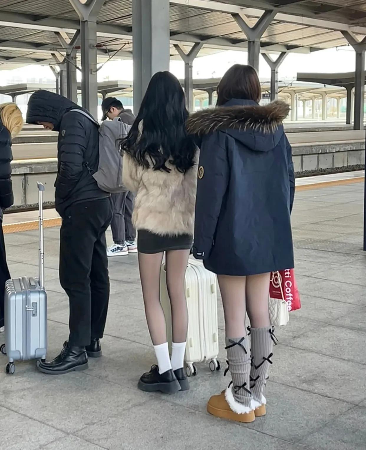 去哈尔滨看到的..瞬间对黑丝穿搭产生了执念！！就在即将踏上高铁的那一刻，眼前出现