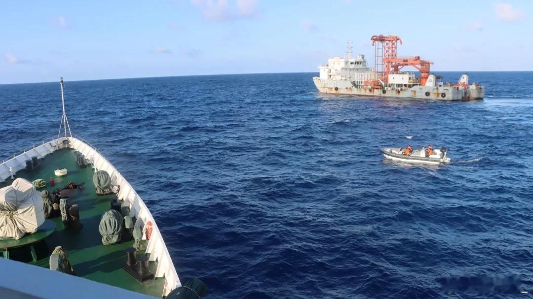 中国海警4102船昨天凌晨紧急救援“中船海工6号”2名不慎从高处坠伤的船员。海警