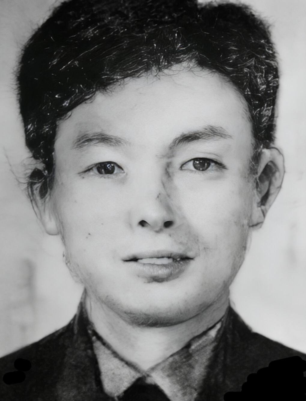 1930年，19岁的地下党傅有智，被敌人带到海滩枪毙，身中5枪，全身9个单孔，半