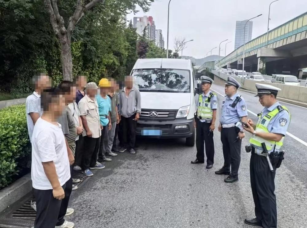 为了维护良好的道路交通秩序，减少道路交通事故，保护人民群众生命财产安全，扎实做好