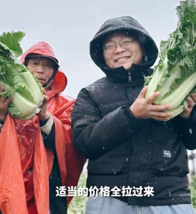 12月5日，山东一男子请假回老家收白菜，不料，白菜收购价才1毛2一斤！老板得知后