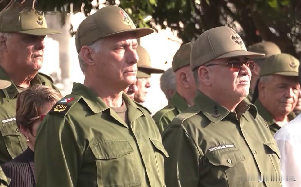 古巴为委内瑞拉突袭中遇难的32名军官举行军事葬礼。