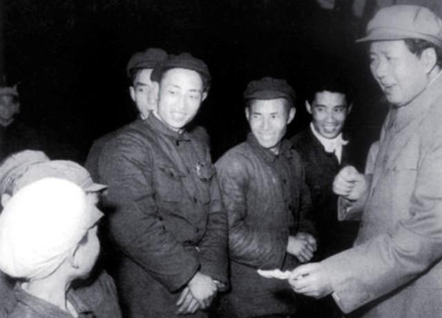 1950年，铁匠朱其升看到家家户户挂毛主席像，偷偷对妻子说道：“其实，毛主席是我
