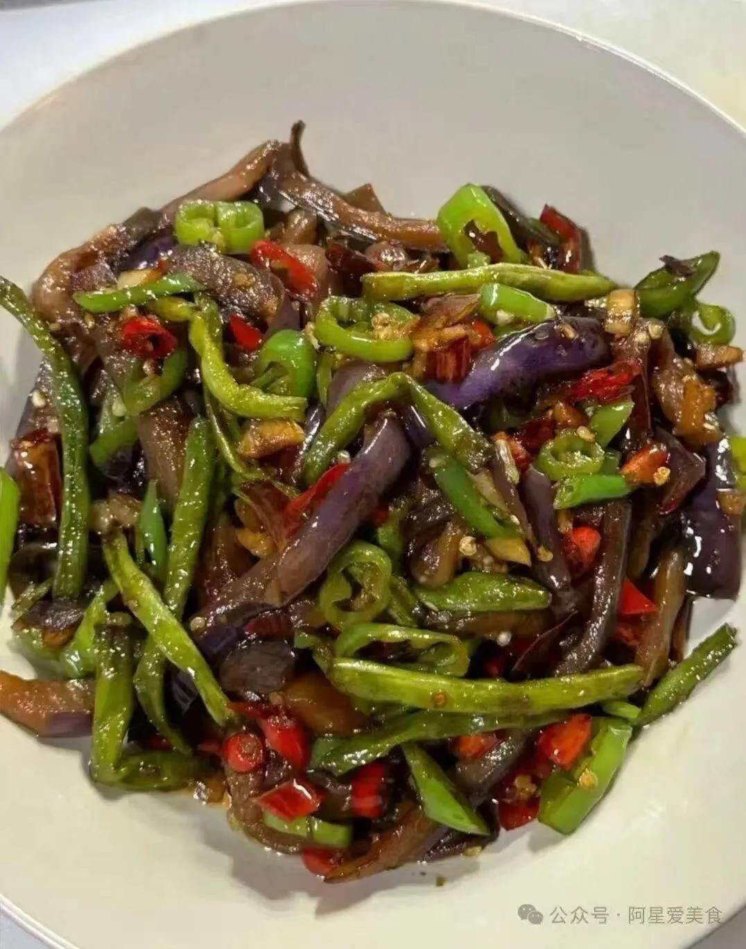 茄子烧豆角 食材：豆角、茄子、青椒、小米辣、干辣椒、姜蒜末、盐、生抽、老抽、蚝油