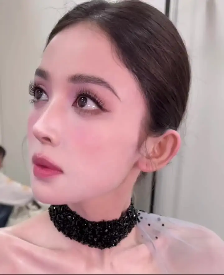 看到这张脸我会给世界一个好脸色cr：是芊芊吖～