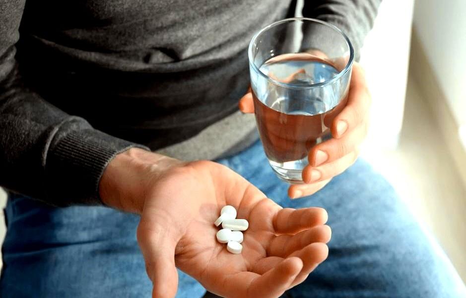 52岁，不算老，按现在的生活节奏，很多人正是撑起家庭、还能打拼的时候。

但有人