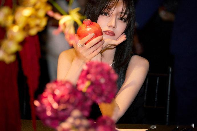 迪丽热巴发型基础脸就不基础怎么eat不到迪丽热巴发型基础颜值就不基础。光影觥筹中