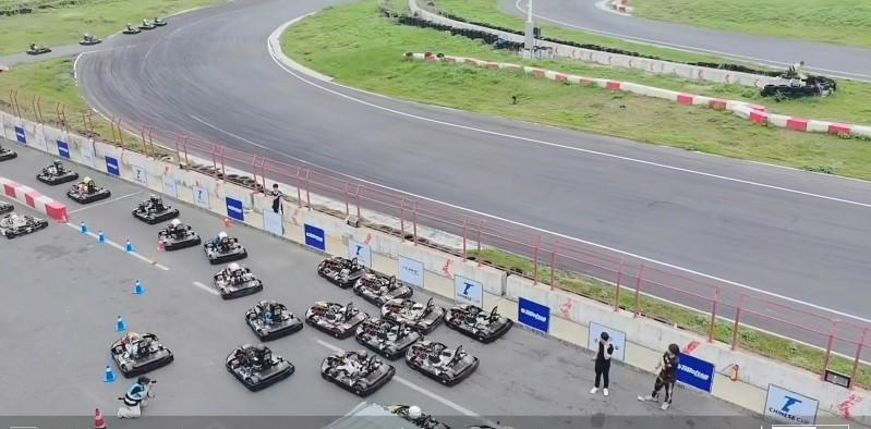 看了眼天气预报，周末比赛那两天，气温可能有点“过山车”啊。
白天太阳晒着，赛道温