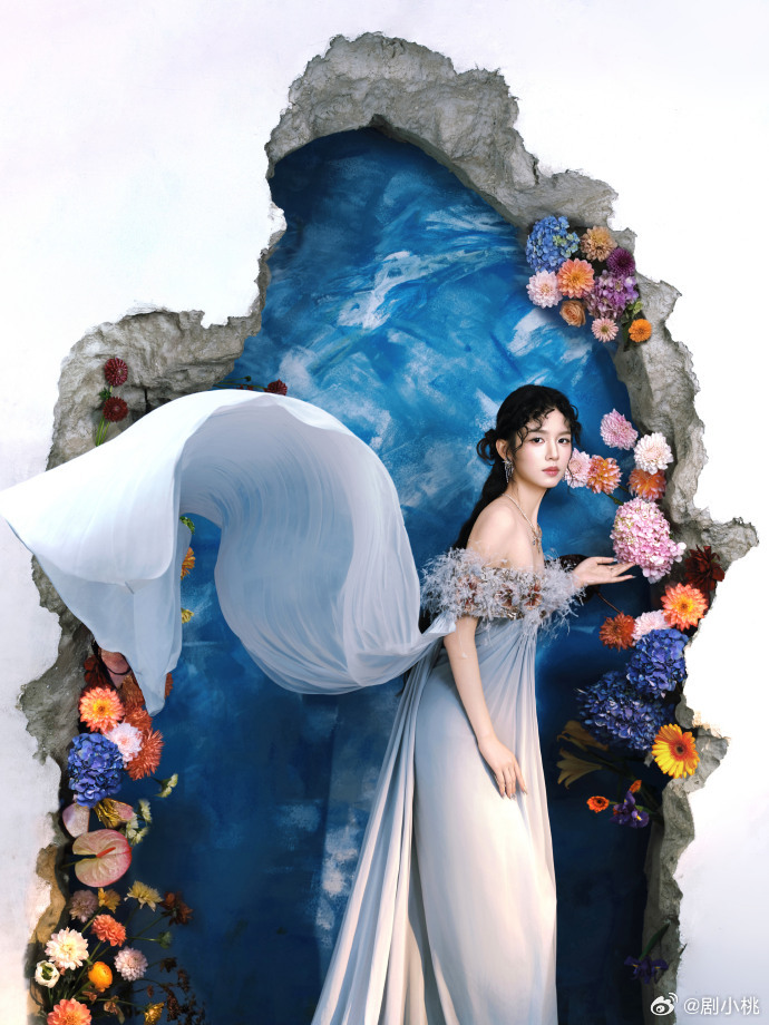 周也 油画神女 刷到周也微博之夜图直接看呆！白纱轻扬、羽毛缀肩，温婉又仙气，完全