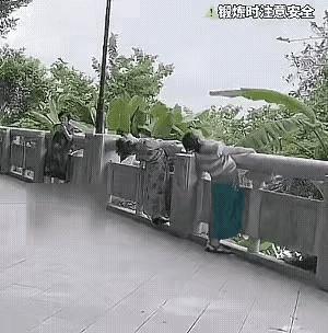 原则上这个扶手也不应该这么脆弱吧，