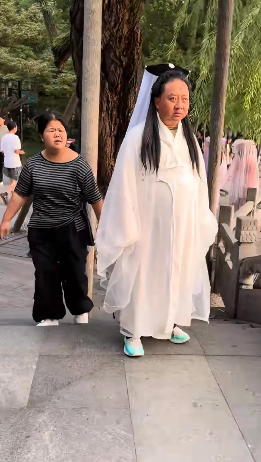 这不是白娘子吗？你是在找许仙吧？