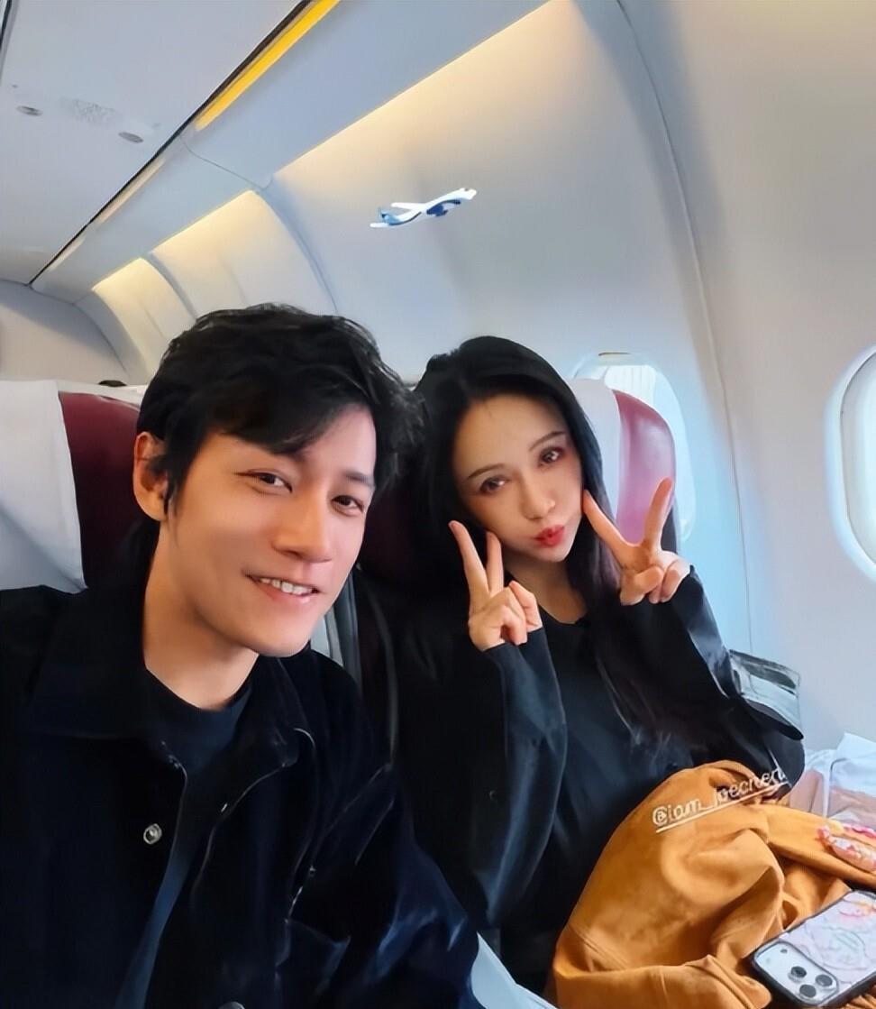 陈乔恩夫妇现身韩国街头游玩，肌肤白皙身形纤细，陈乔恩少女感十足 