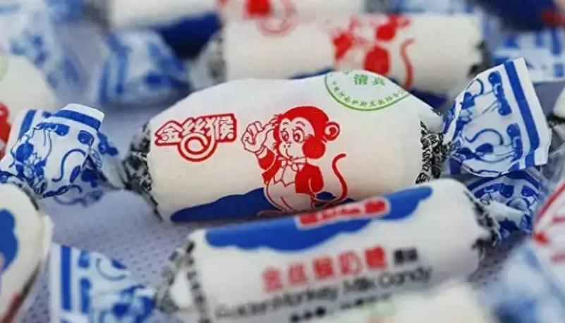 “金丝猴”奶糖为啥消失了？当年可是年销20亿的，咋忽然消失了？
白色的油纸包装上