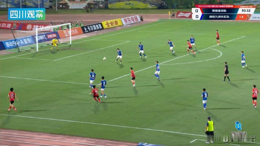 在今晚的川超联赛总决赛第十五轮的较量中，德阳重装队主场0:0被绵阳九洲长虹队逼平