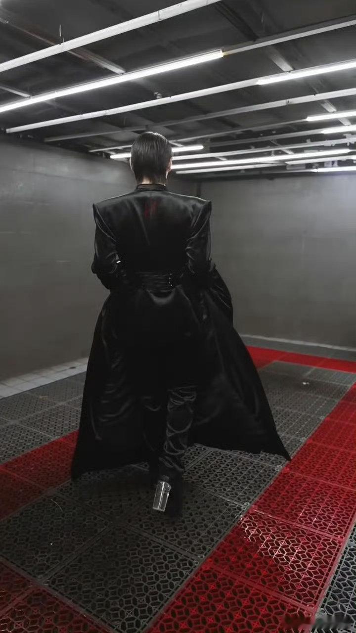 向佐说穿高跟鞋不累向佐又穿上女装了 敢于打破性别边界的样子太酷了！12厘米高跟鞋