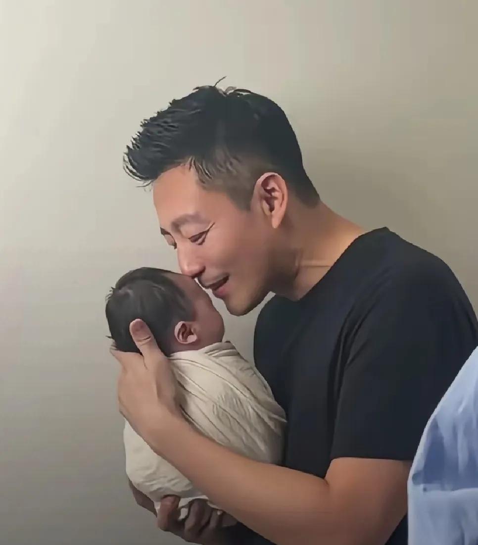 3月20号这天真热闹，汪小菲家的小汪宝刚满25天，一家子围着拍满月照。马筱梅把照