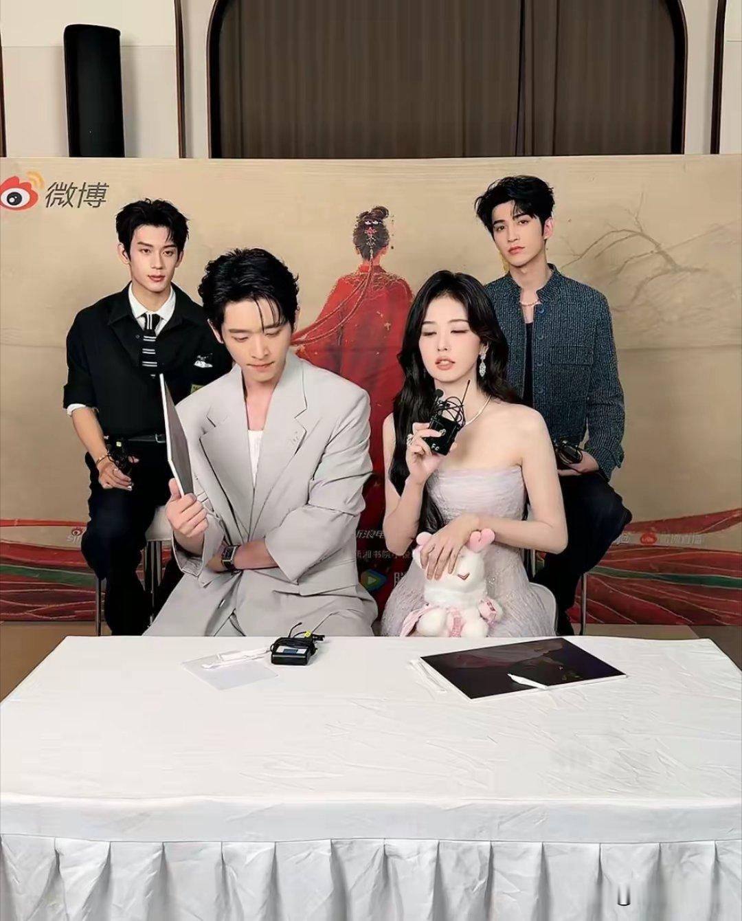 6月11日，白鹿剧宣，冷脸下直播！说结束语的时候，丞磊没拿白鹿递过来的麦，选择拿