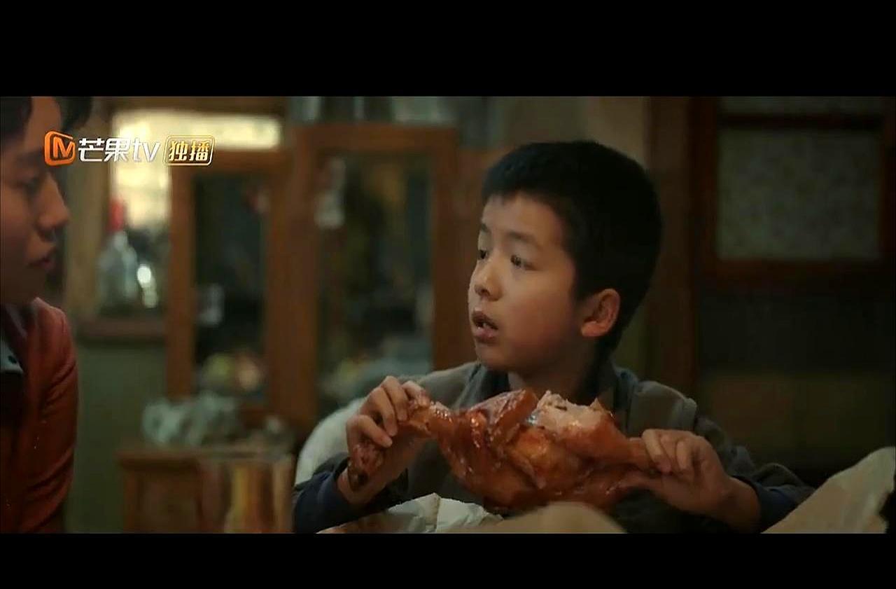 半只烧鸡的荤腥味差点掀翻七口之家的饭桌。你敢信？亲妈护犊子拍桌发火，继父只能低头