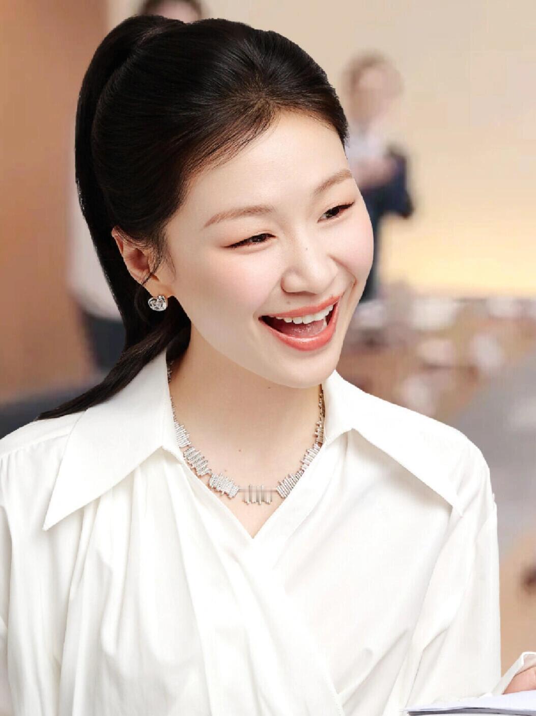 王家卫那段录音一爆，
真是把“文艺大导”的滤镜碎得满地都是！“我一定要搞她”这话