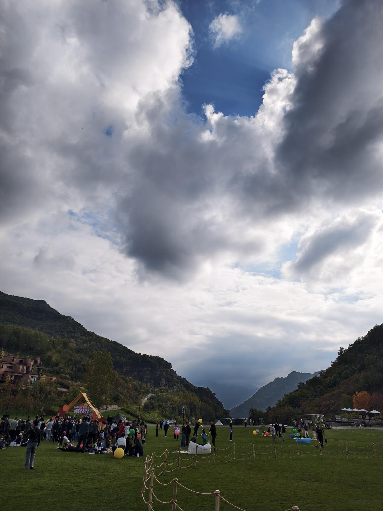 分享一张你手机里的山间云雾两山之间云雾重重，有“泰山压顶之势”！