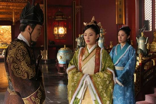 万历皇帝刚即位时只有十岁，尚在“年纪小”阶段。宫中三圣并尊。宫中下旨，其开头即为