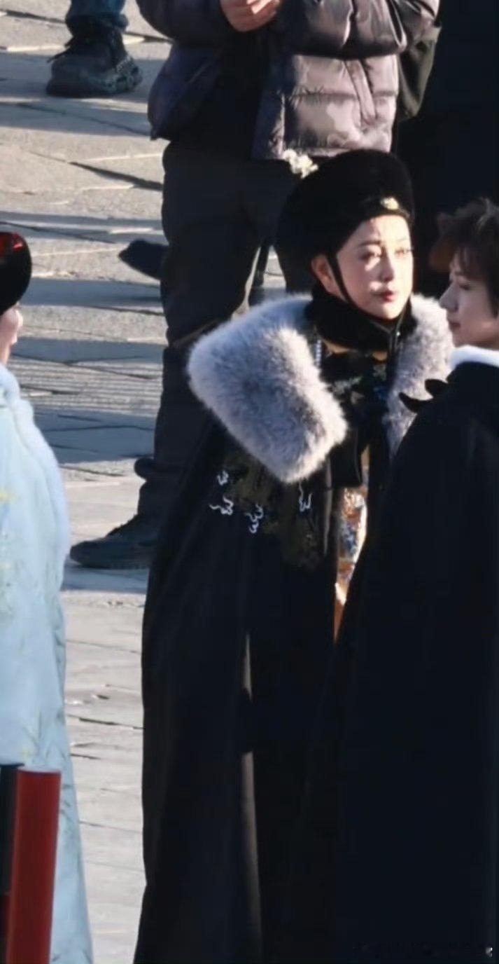 刘晓庆太后回宫  庆奶这清宫装，简直就是慈禧本人啊！35年过去了，还是那么美，气