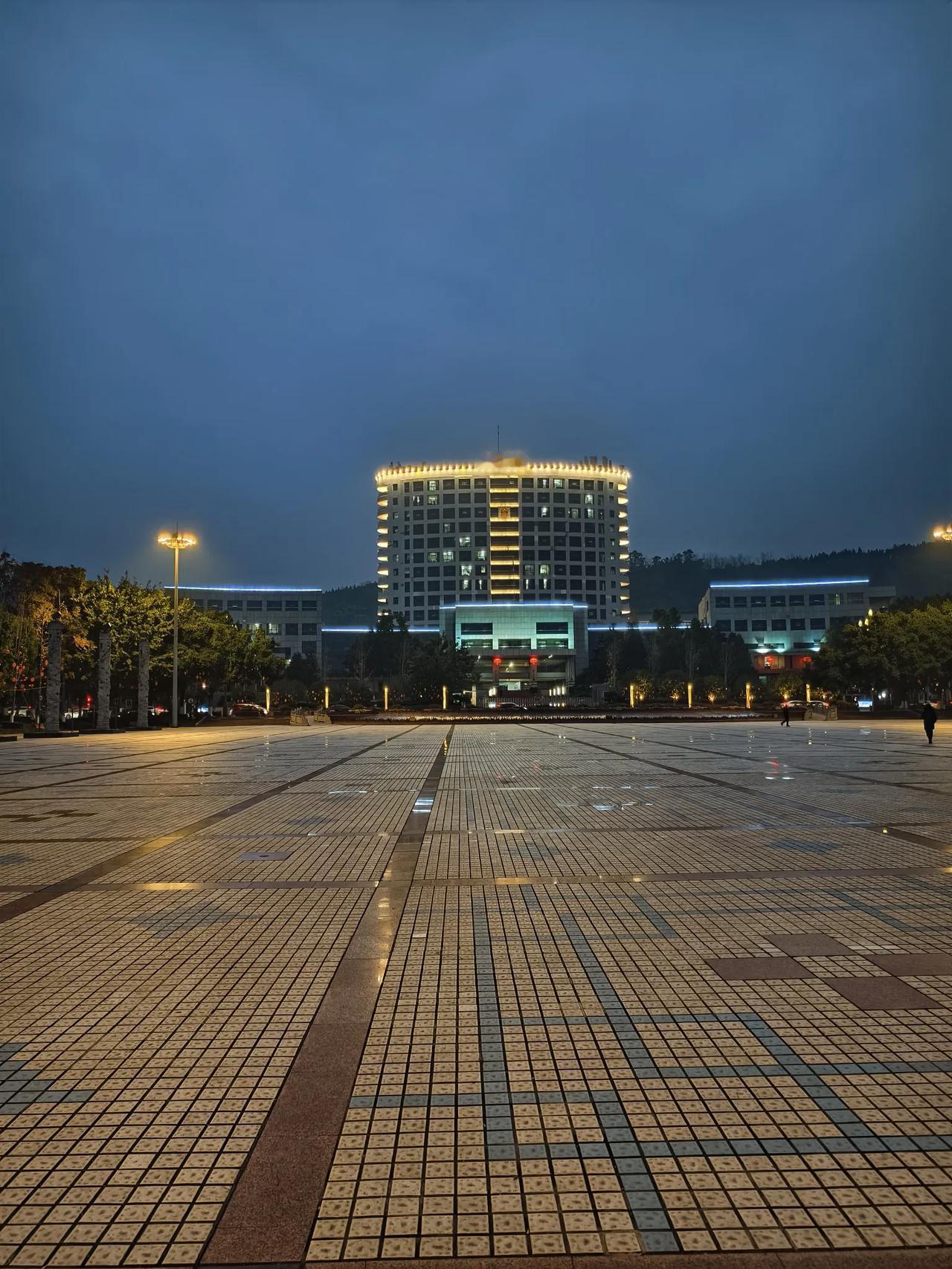 爱我足城
       ——南木子
爱我足城区委府，
带领群众奔幸福。
宏声广场