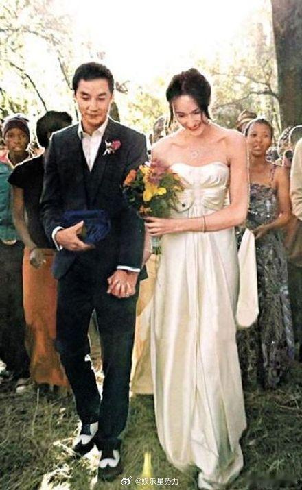 吴彦祖和妻子早年合照 狠狠被这份双向陪伴打动啦！吴彦祖妻子回忆二人刚相恋的时光，