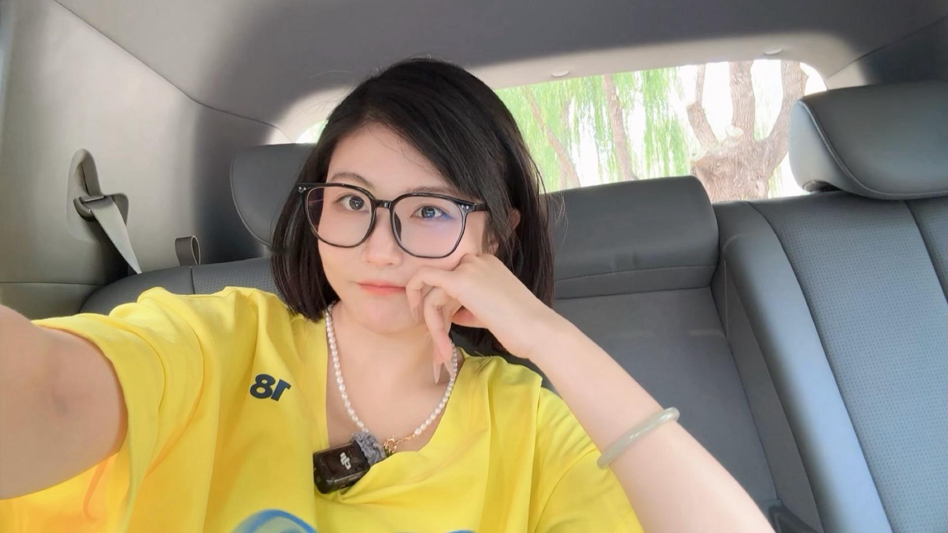 有点儿想念夏天了……冬天穿得太臃肿了，胳膊都抬不起来翻出一组夏日限定自拍🍉🍉