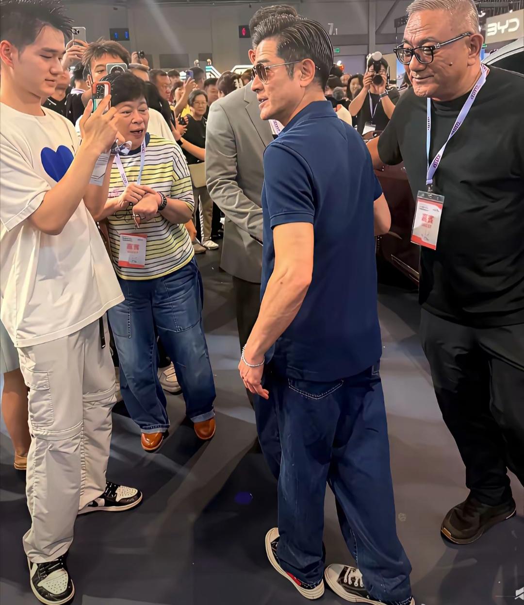 60岁的郭富城依然是劳模，参加广告活动，身材绝依然不输年轻人。

他的打扮很休闲