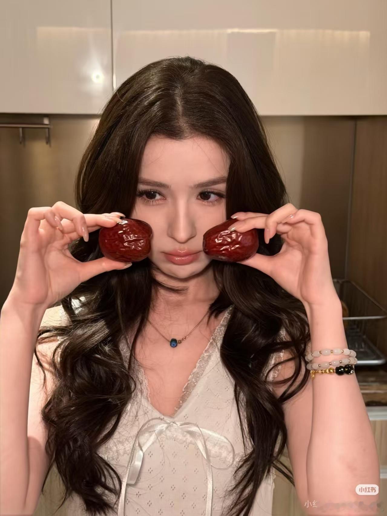 哈妮克孜手腕还没大枣粗直播偶然捕捉到很有趣的画面，哈妮克孜拿着家乡大枣，对着手腕