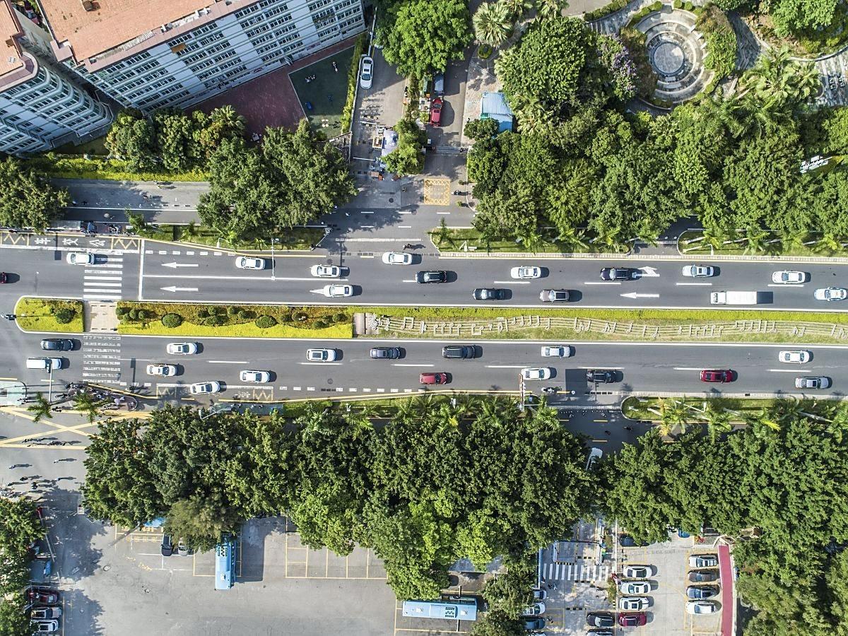 ‌一、提升交通效率与道路空间利用率‌
‌减少拥堵‌：通过车路协同（V2X）、车队