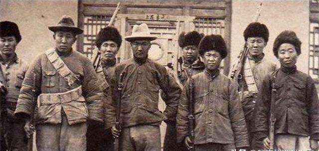1933年，土匪头子刘黑七路过河北霸县时，挖了山东省主席韩复榘的祖坟。韩复榘气得