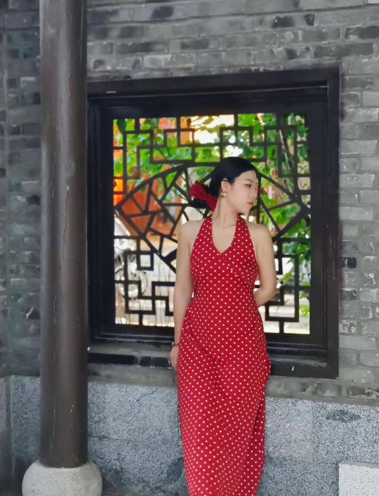 这套红裙子也太出片了吧这套把我当场美住 另外又给大家找到了一个新的拍照机位，沈阳