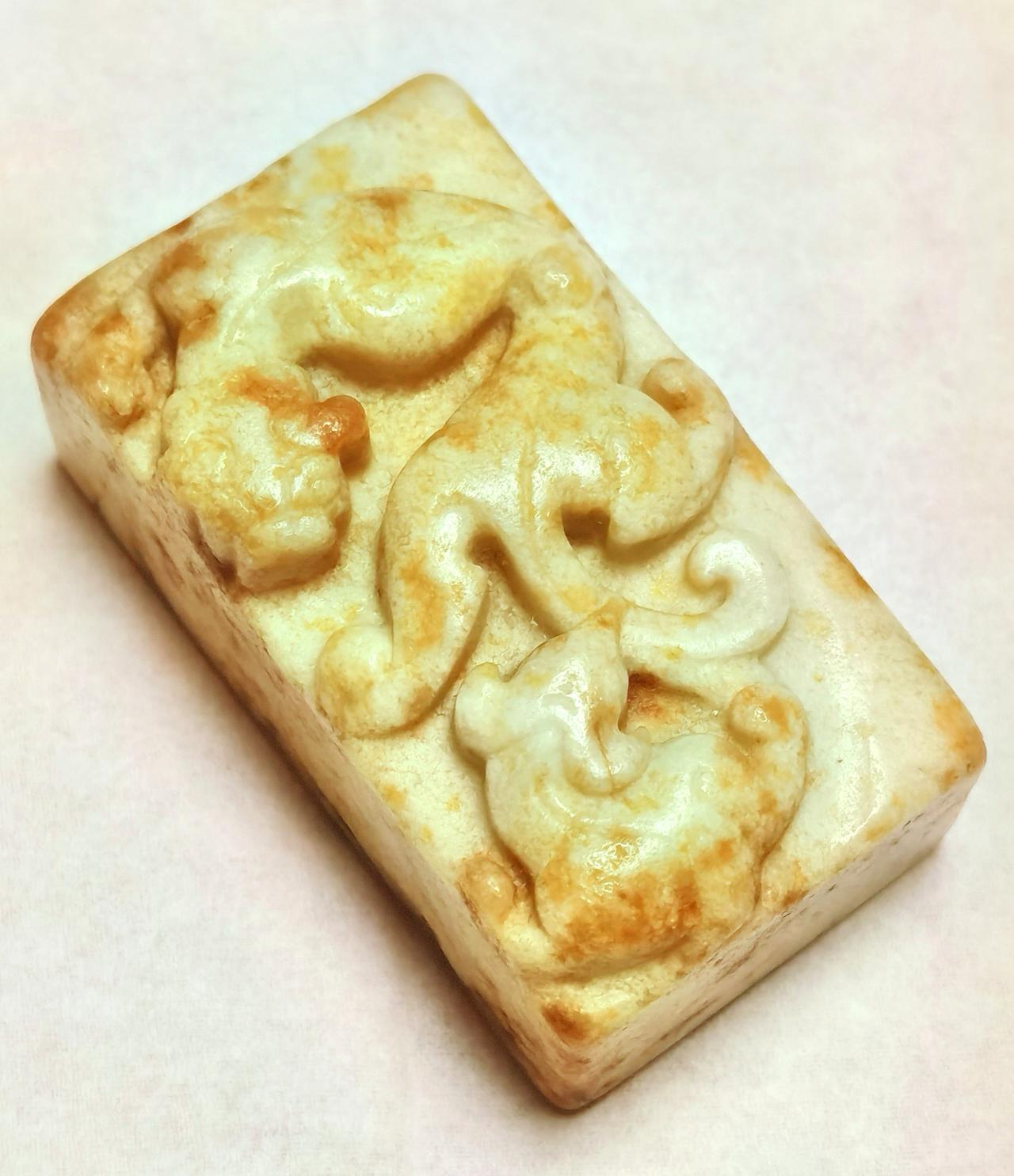 鸡骨白汉玉纸镇。
龙凤嬉戏，
和谐吉祥。
一些高古玉中，
大概率在鸡骨白古玉中，
