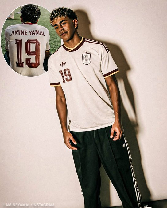 拉明·亚马尔晒出了自己身穿西班牙新款世界杯客场球衣的照片，但并未透露谁将身披西班