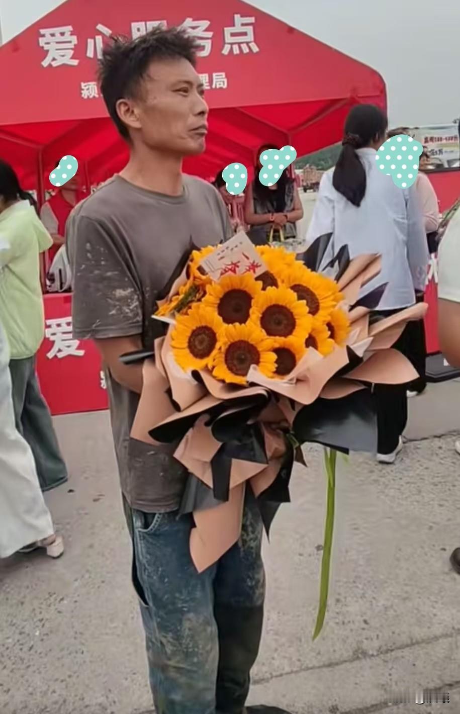 满身泥土，手捧向日葵等女儿，一位年轻的父亲将鲜花送给女儿，看到女儿腼腆的样子，他