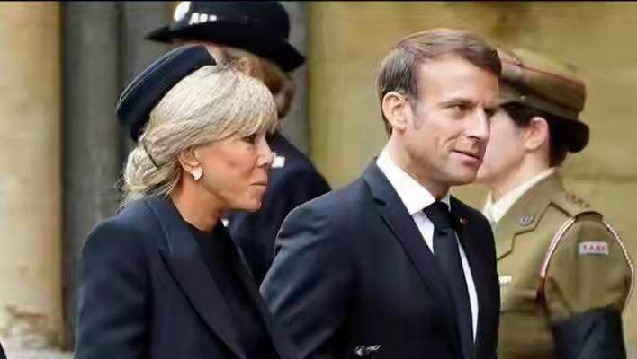 马克龙这出“变色龙”戏码，法国人自己都觉得烫嘴！前脚谈合作，后脚就推动对华电动车