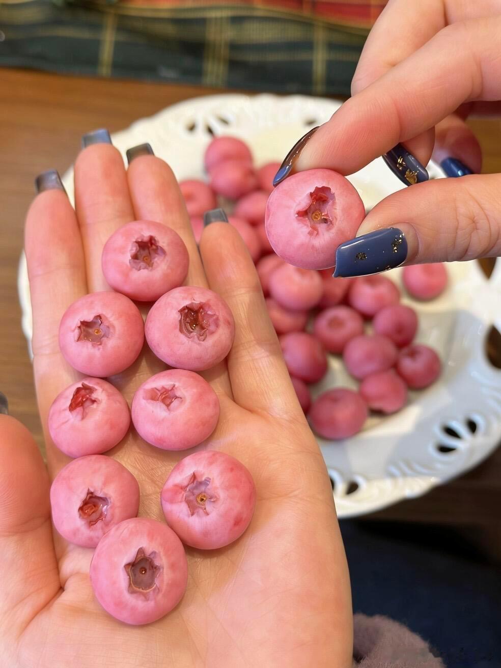 这应该叫蓝莓还是粉莓？|||太可爱了，粉色的蓝莓少女心十足。吃过蓝莓没吃过蓝莓的