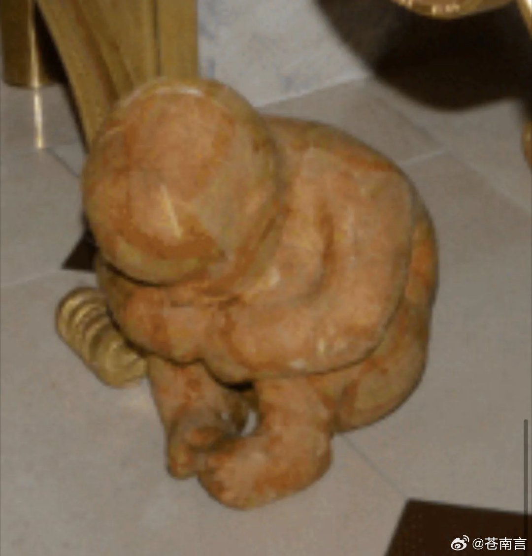 这是新曝光的爱泼斯坦豪宅照片：房间布置豪华，壁炉旁摆放着两张配套的桌子。其中近处